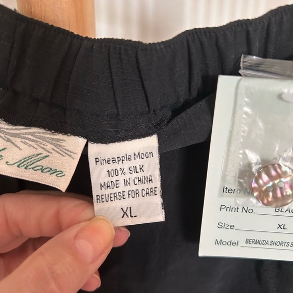 Vintage Pineapple Moon 100% Silk Black Women’s Size XL Bermuda Shorts Deadstock - Picture 6 of 7